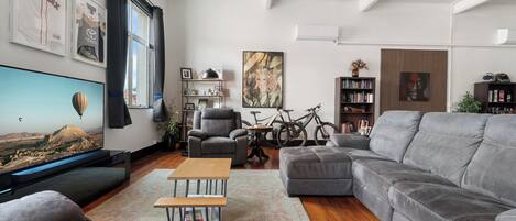 TV connectée, table de tennis de table, livres, médiathèque