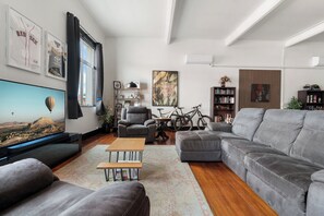 Smart TV, table tennis, books, music library