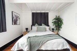 3 bedrooms, desk, travel crib, WiFi