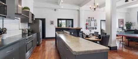 Réfrigérateur, micro-ondes, four, plaque de cuisson