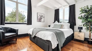 3 chambres, bureau, fer et planche à repasser, lit parapluie