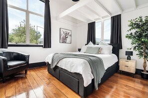 3 habitaciones, escritorio y tabla de planchar con plancha 