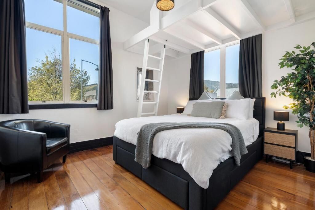 3 bedrooms, desk, iron/ironing board, travel cot