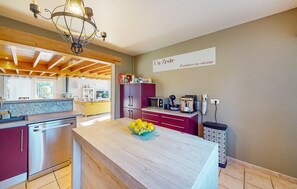 Fridge, stovetop, dishwasher