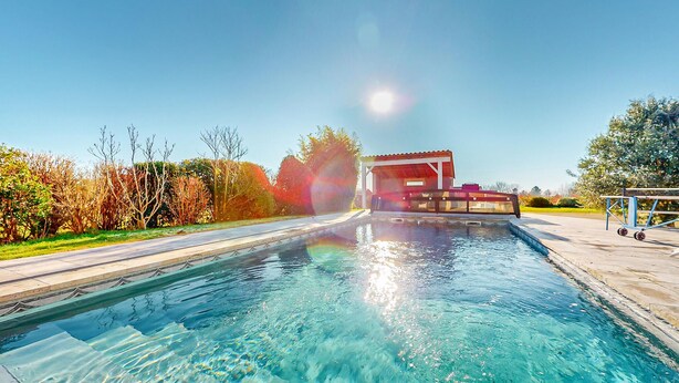 A swimming pool with a sunlit deck area and a covered structure. - Pet friendly home in Eyraud-Crempse-Maurens (Eyraud-Crempse-Maurens)
