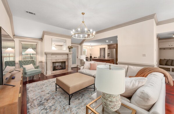 Living area - Designed and Furnished 4Bed 2Bath Home w/Garage, Sunroom safe neighborhood (Jackson)