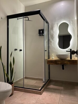 Dobbeltrom – comfort, byutsikt | Bad | Dusj, håndklær, såpe og sjampo