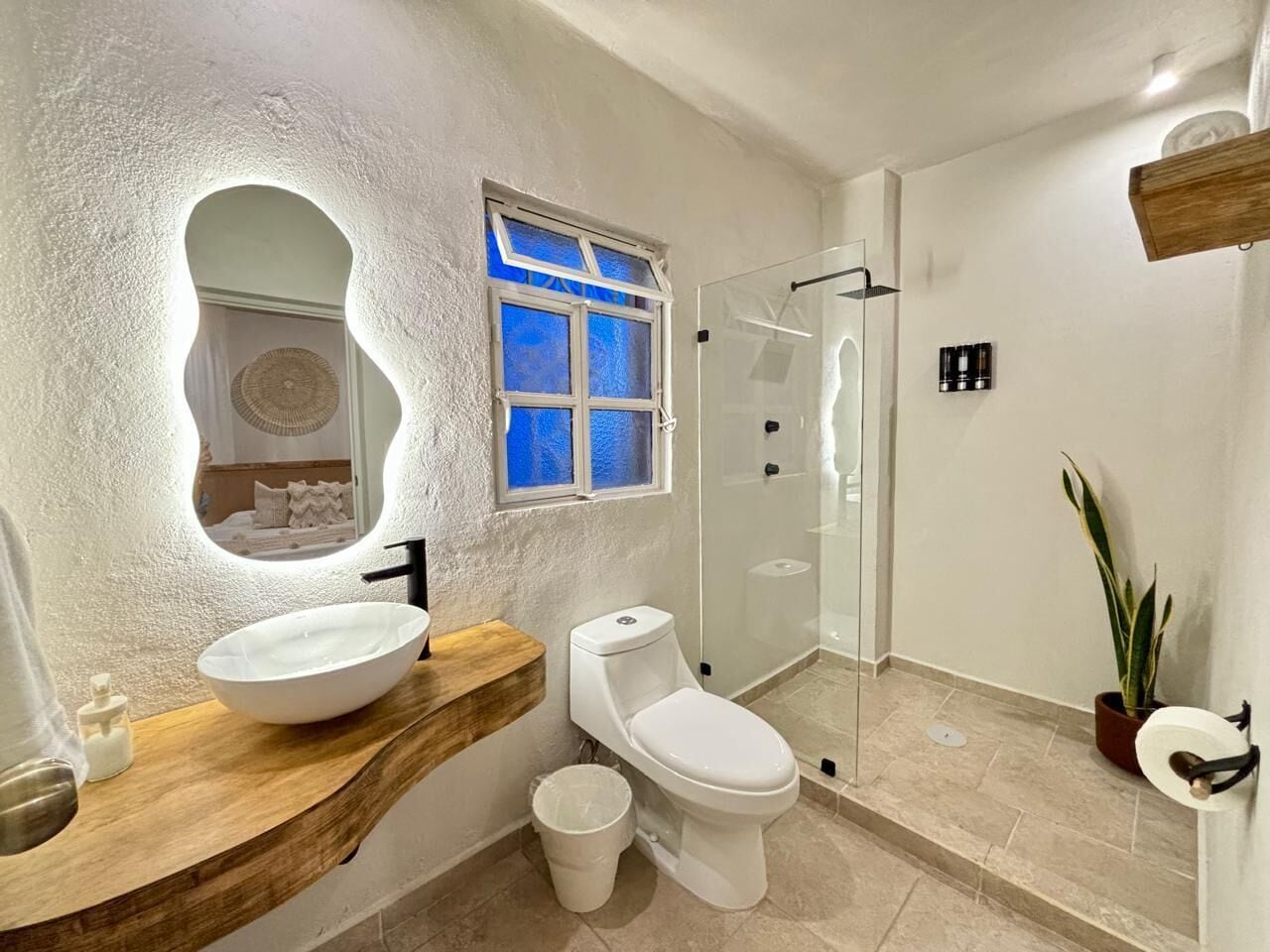 Habitación doble Confort, balcón, vista a la ciudad | Baño | Regadera, toallas, jabón, shampoo 