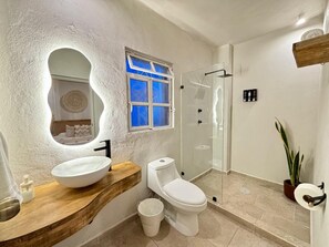 Ducha, toallas, jabón, shampoo