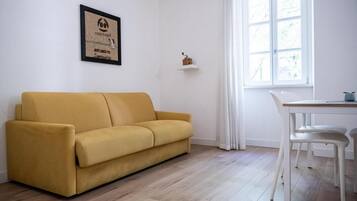 Familie appartement, Meerdere bedden, keuken, uitzicht op de stad | 1 slaapkamer, een bureau, een laptopwerkplek, gratis wifi