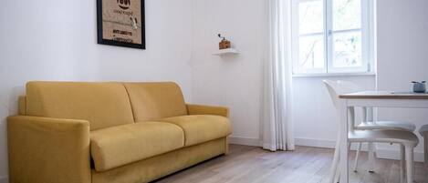 Familienapartment, Mehrere Betten, Küche, Stadtblick | Schreibtisch, laptopgeeigneter Arbeitsplatz, kostenloses WLAN