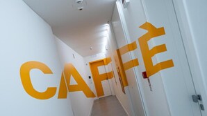 A hallway with a large 'CAFFE' sign on the wall. - City Gallery Apartments (Trieste)