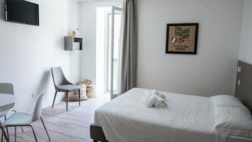 Estudio estándar, 1 cama de matrimonio grande, cocina, vistas a la ciudad | Escritorio, espacio para trabajar con un portátil, wifi gratis