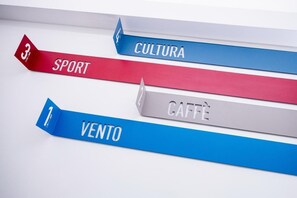 Drei Bänder mit den Aufschriften: SPORT, CULTURA und CAFFÈ.