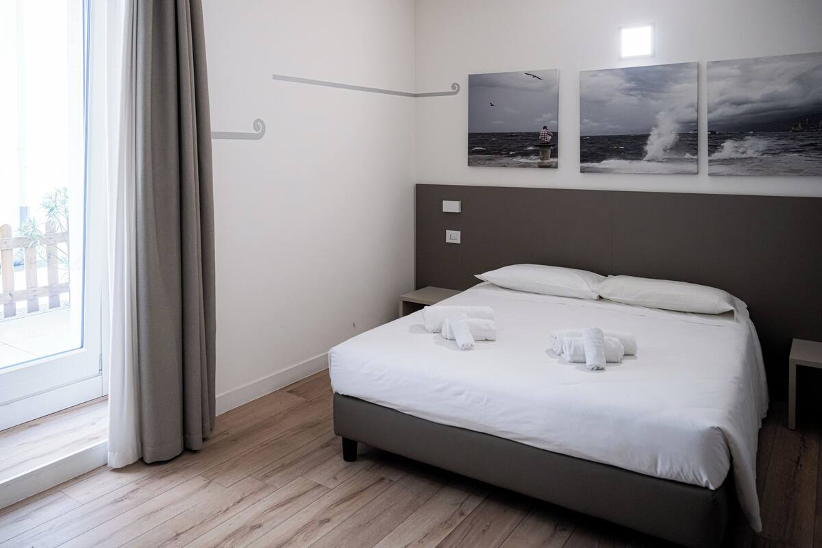 Familjelägenhet - 1 kingsize-säng med bäddsoffa - kök - utsikt mot staden | 1 sovrum, skrivbord, arbetsyta för laptop och gratis wi-fi