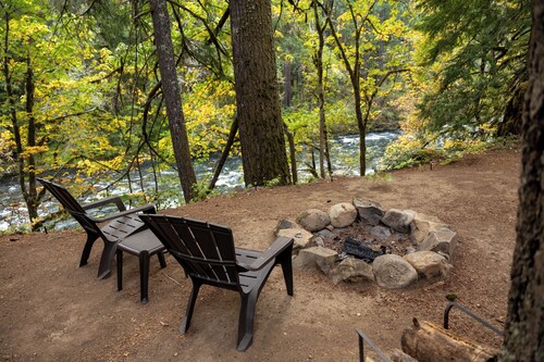"UpRiver Nest" - Cabin on the Mckenzie River in Oregon