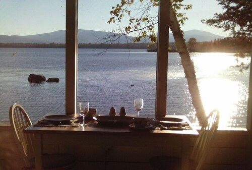 Welcoming 4-bedroom waterfront cottage with WiFi in charming Byron private beach