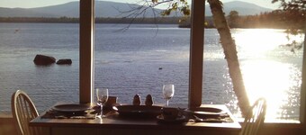 Welcoming 4-bedroom waterfront cottage with WiFi in charming Byron private beach