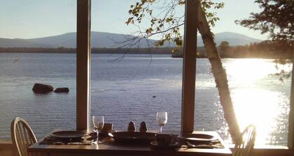 Welcoming 4-bedroom waterfront cottage with WiFi in charming Byron private beach