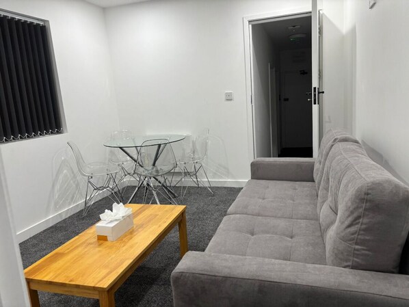Living room - Luton Centrally Located Apartment v Close London Luton Airport (Luton)