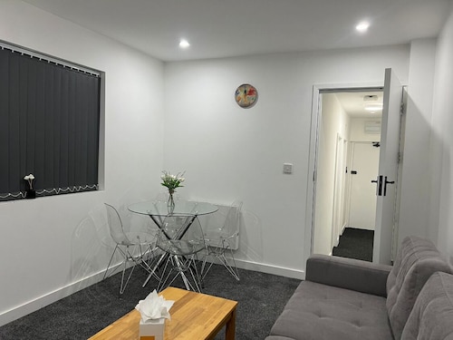 Luton Centrally Located Apartment v Close London Luton Airport