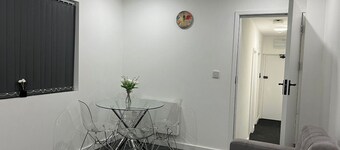 Luton Centrally Located Apartment v Close London Luton Airport