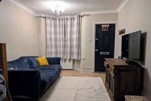 Smart TV, fireplace - Cottage style home in London (Rainham)