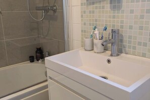 Hair dryer, towels, toilet paper - Cottage style home in London (Rainham)