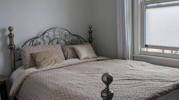 2 bedrooms, iron/ironing board, WiFi, bed sheets
