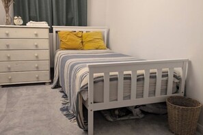 2 bedrooms, iron/ironing board, WiFi, bed sheets - Cottage style home in London (Rainham)