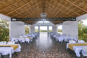 Outdoor banquet area - 3-bedroom house in superb Quepos with AC, WiFi. Enjoy your stay (Quepos)