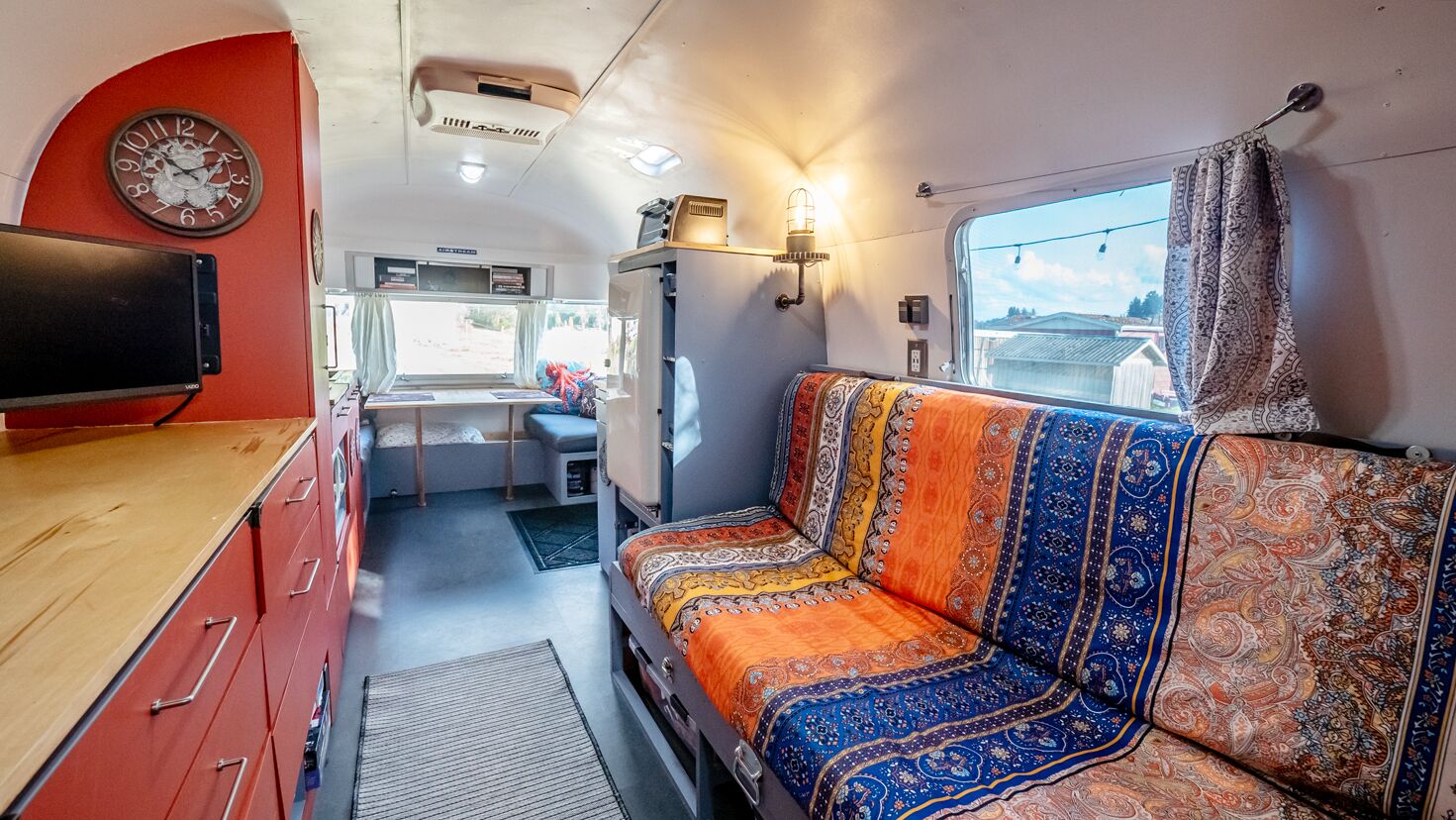 Älytelevisio, takka, kirjoja