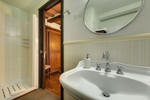 Doccia, asciugacapelli, bidet, asciugamani