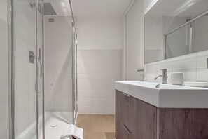 Douche, baignoire à remous, séchoir à cheveux, bidet