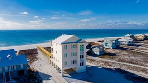 På stranden