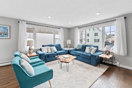 Smart TV, books. 4 BR Home l Walk to Beaches & Downtown l Reserved Parking & Beach Gear included