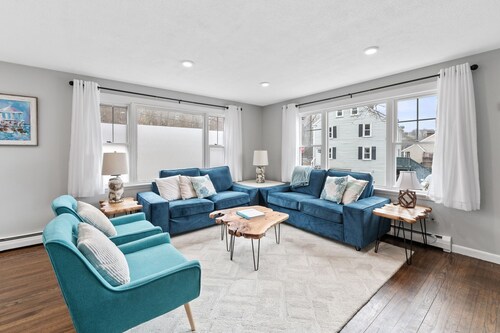 4 BR Home l Walk to Beaches & Downtown l Reserved Parking & Beach Gear included