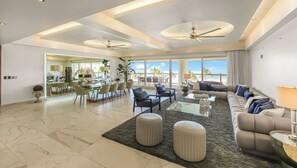 ดีลักซ์คอนโด, ระเบียง, วิวชายหาด | บริเวณนั่งเล่น