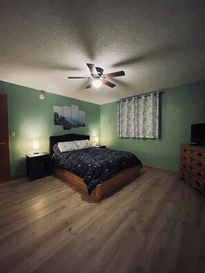 3 Schlafzimmer, Schreibtisch, Bügeleisen/Bügelbrett, Reisekinderbett