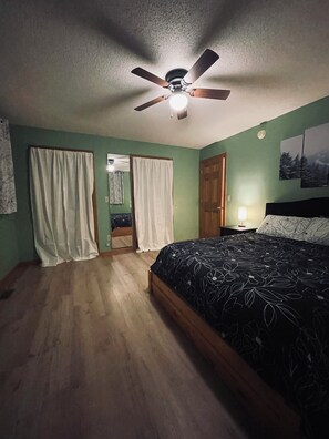 3 bedrooms, desk, iron/ironing board, travel crib
