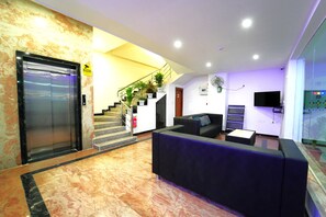 Lobby sitting area - Imperial Suites Inn (Hyderabad)