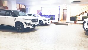 Tempat letak kenderaan sendiri percuma 
