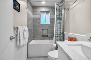 Douche, sèche-cheveux, serviettes fournies