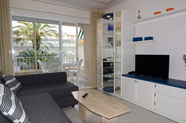 Living room - Apartment in Costa Brava Near Sandy Beach (Torroella de Montgrí)