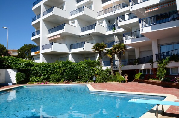 Apartment | Pool | Outdoor pool - Apartment With six Rooms Near Riells (L'Escala)