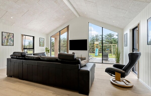 TV, table football, ping pong - Amazing home in Sæby with sauna (Sæby)