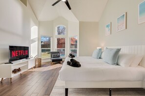 5 soverom, skrivebord, strykejern/-brett og reiseseng for barn