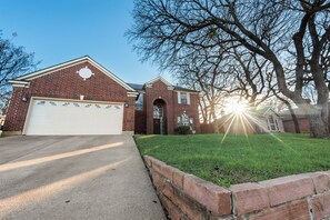 Exterior - 5BR Oasis w/Hot Tub, Pool, Gym, Movie Theater & Game Room (North Richland Hills)