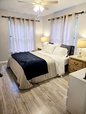 3 bedrooms, iron/ironing board, WiFi, bed sheets - The Uphill House (Austin)