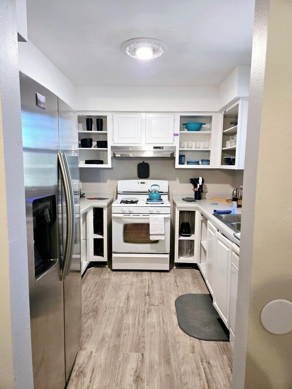 Microwave, oven, stovetop, dishwasher - The Uphill House (Austin)